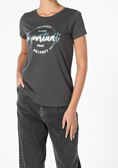 صورة من أنتراسيت للنساء تي شيرت بأكمام قصيرة