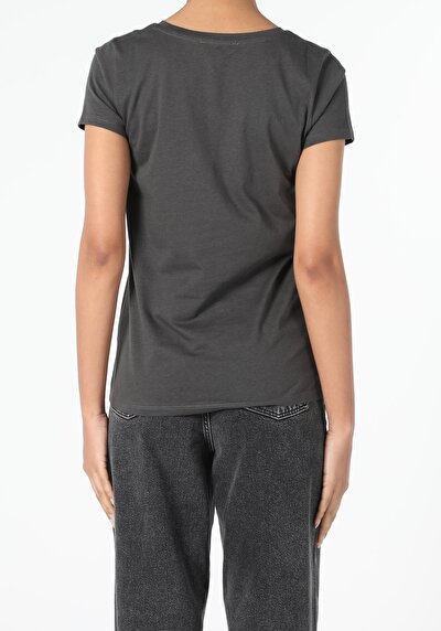 صورة من أنتراسيت للنساء تي شيرت بأكمام قصيرة