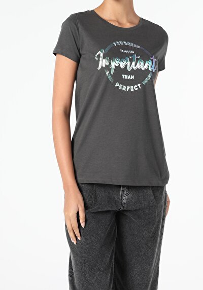 صورة من أنتراسيت للنساء تي شيرت بأكمام قصيرة