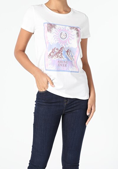 صورة من أبيض للنساء تي شيرت بأكمام قصيرة