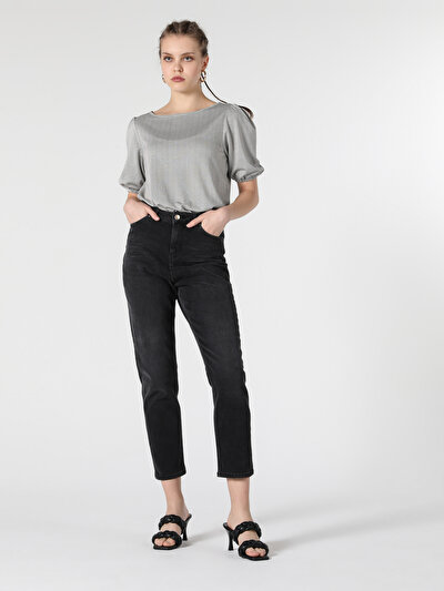 صورة من أسود للنساء تي شيرت بأكمام قصيرة