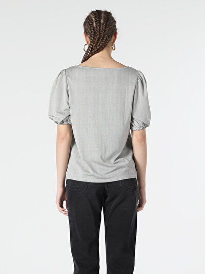 صورة من أسود للنساء تي شيرت بأكمام قصيرة