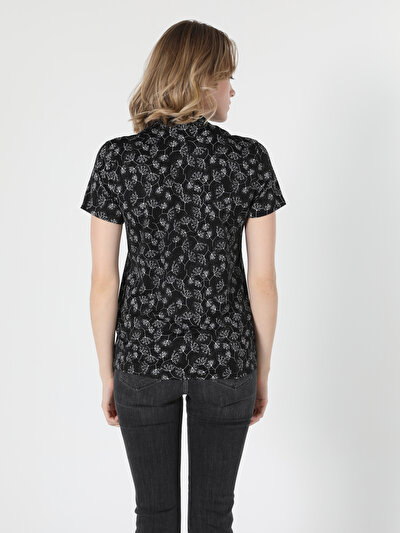 صورة من أسود للنساء تي شيرت بأكمام قصيرة