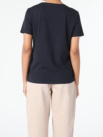 صورة من أزرق بحري للنساء تي شيرت بأكمام قصيرة