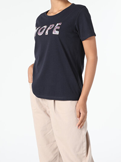 صورة من أزرق بحري للنساء تي شيرت بأكمام قصيرة