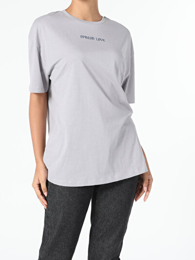 صورة من رمادي للنساء تي شيرت بأكمام قصيرة