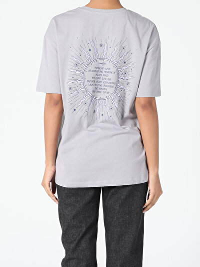 صورة من رمادي للنساء تي شيرت بأكمام قصيرة