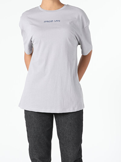 صورة من رمادي للنساء تي شيرت بأكمام قصيرة