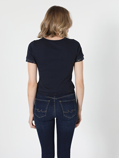 صورة من أزرق بحري للنساء تي شيرت بأكمام قصيرة