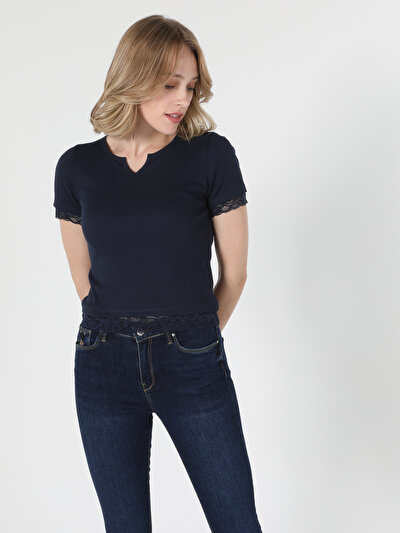 صورة من أزرق بحري للنساء تي شيرت بأكمام قصيرة