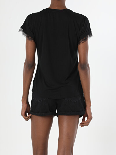 صورة من أسود للنساء تي شيرت بأكمام قصيرة