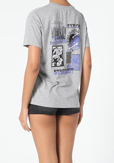 صورة من رمادي للنساء تي شيرت بأكمام قصيرة