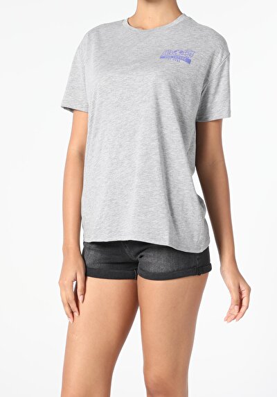 صورة من رمادي للنساء تي شيرت بأكمام قصيرة