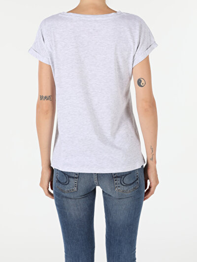 صورة من رمادي للنساء تي شيرت بأكمام قصيرة