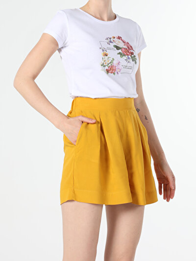 صورة من أبيض للنساء تي شيرت بأكمام قصيرة