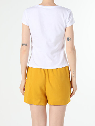 صورة من أبيض للنساء تي شيرت بأكمام قصيرة