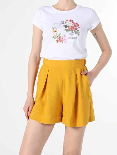 صورة من أبيض للنساء تي شيرت بأكمام قصيرة