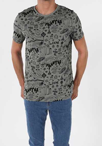 صورة من كاكي للرجال تي شيرت بأكمام قصيرة