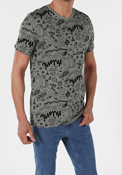 صورة من كاكي للرجال تي شيرت بأكمام قصيرة