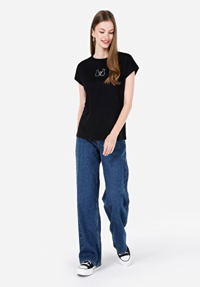 صورة من رقبة مستديرة مطبوعة نسائية أسود كم قصير تي شيرت