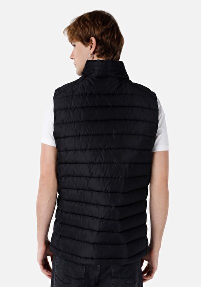 صورة من سترة سوداء رجالية عادية