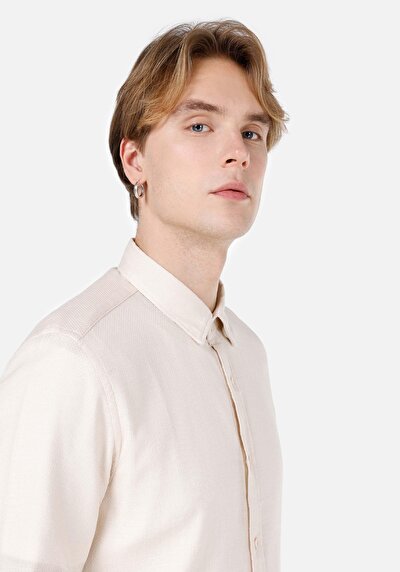 صورة من قميص ضيق رقبة مستقيم قميص رجالي بيج كم طويل