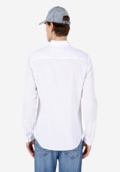 صورة من قميص نحيف رقبة مستقيم قميص أبيض بأكمام طويلة للرجال