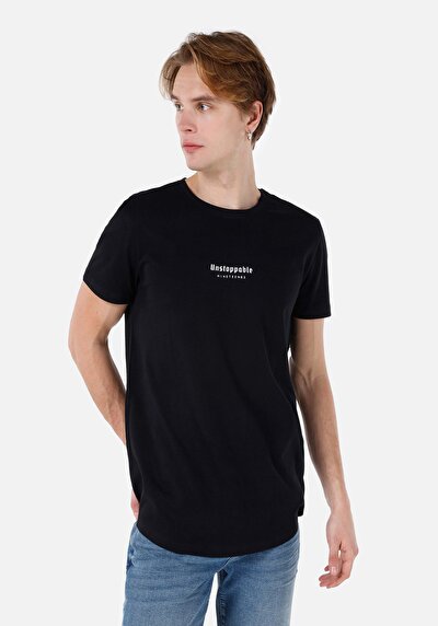 صورة من ياقة مستديرة طويلة مستقيمة تي شيرت رجالي أسود بأكمام قصيرة