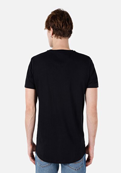 صورة من ياقة مستديرة طويلة مستقيمة تي شيرت رجالي أسود بأكمام قصيرة