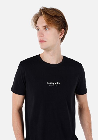 صورة من ياقة مستديرة طويلة مستقيمة تي شيرت رجالي أسود بأكمام قصيرة