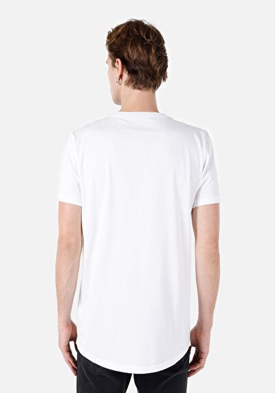 صورة من طويل ال رقبة مستديرة مستقيم تي شيرت أبيض بأكمام قصيرة للرجال