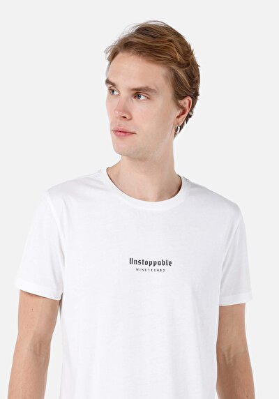 صورة من طويل ال رقبة مستديرة مستقيم تي شيرت أبيض بأكمام قصيرة للرجال