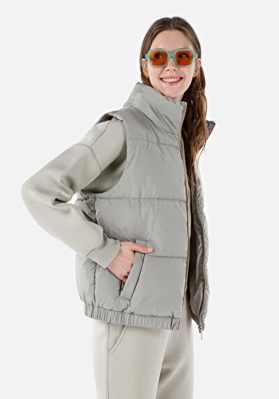 صورة من سترة خضراء نسائية عادية