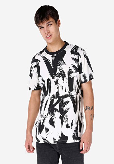 صورة من كومفورت فيت رقبة مستديرة مطبوعة للرجال أبيض بأكمام قصيرة تي شيرت