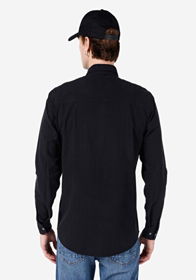 صورة من قميص عادي رقبة مستقيم رجالي أسود كم طويل قميص