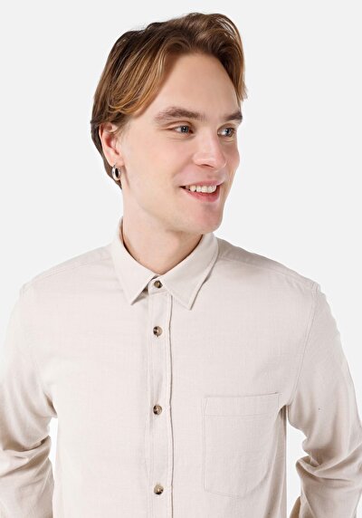 صورة من قميص عادي رقبة مستقيم رجالي بيج كم طويل قميص