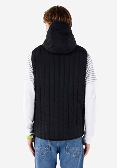 صورة من سترة سوداء رجالية عادية