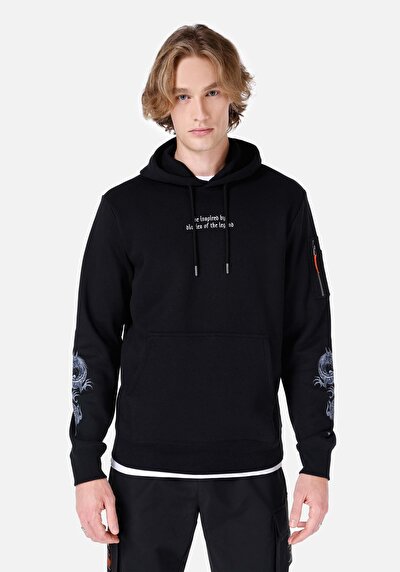 صورة من سويت شيرت رجالي أسود عادي