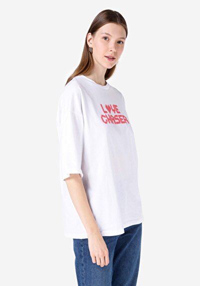 صورة من كومفورت فيت رقبة مستديرة مطبوعة نسائية أبيض كم قصير تي شيرت