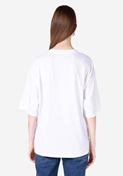 صورة من كومفورت فيت رقبة مستديرة مطبوعة نسائية أبيض كم قصير تي شيرت