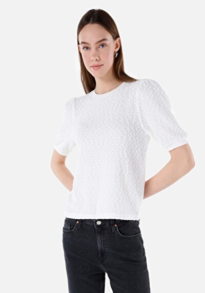 صورة من   رقبة مستديرة نسائي أبيض بأكمام قصيرة تي شيرت