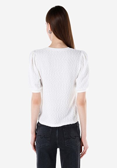 صورة من رقبة مستديرة نسائي أبيض بأكمام قصيرة تي شيرت