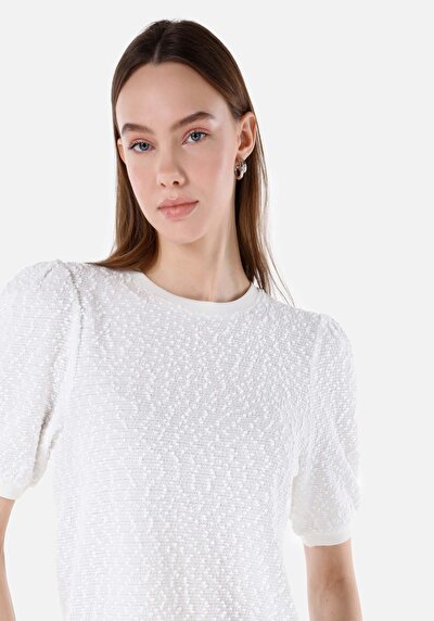 صورة من رقبة مستديرة نسائي أبيض بأكمام قصيرة تي شيرت