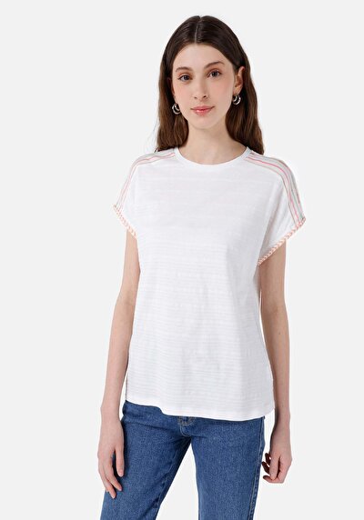 صورة من أبيض للنساء تي شيرت بأكمام قصيرة