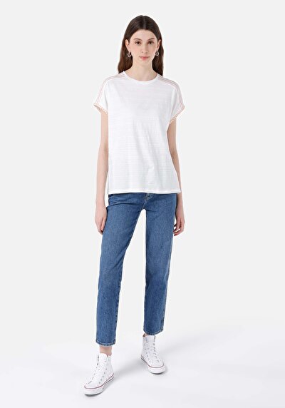 صورة من أبيض للنساء تي شيرت بأكمام قصيرة