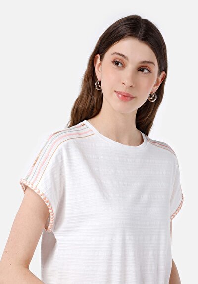 صورة من أبيض للنساء تي شيرت بأكمام قصيرة