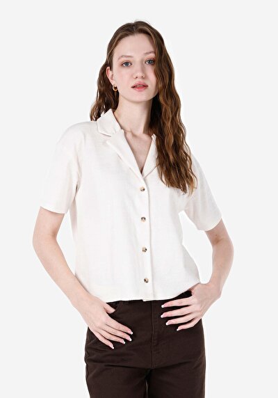 صورة من أبيض للنساء تي شيرت بأكمام قصيرة