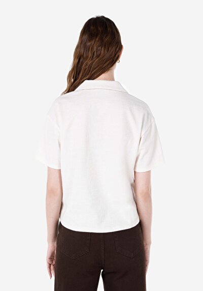 صورة من أبيض للنساء تي شيرت بأكمام قصيرة