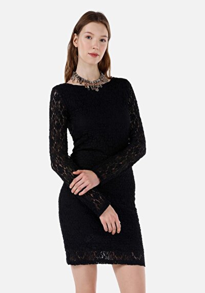 صورة من فستان نسائي أسود بأكمام طويلة نحيف