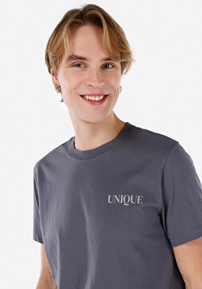 صورة من قصة عادية رقبة مستديرة مستقيم رجالي رمادي كم قصير تي شيرت